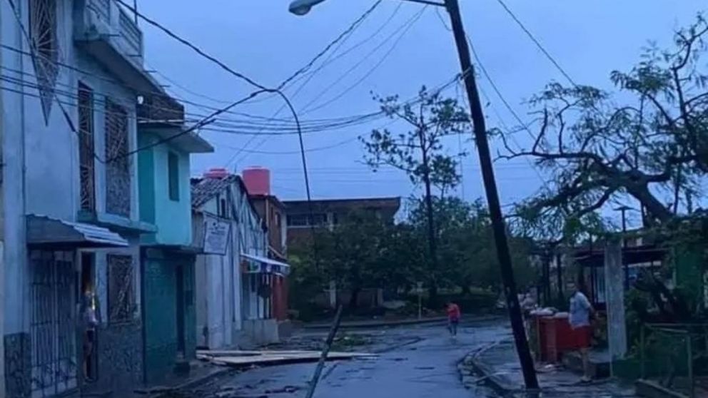 El huracán ian arrasa con sus primeros efectos