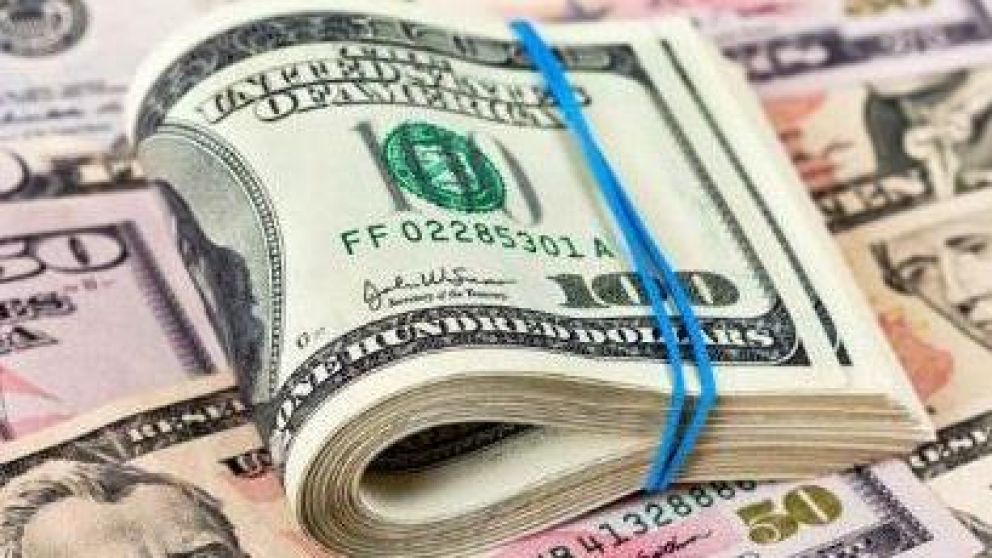 El dólar oficial cerró en $1.400 y reavivó el debate por atraso cambiario