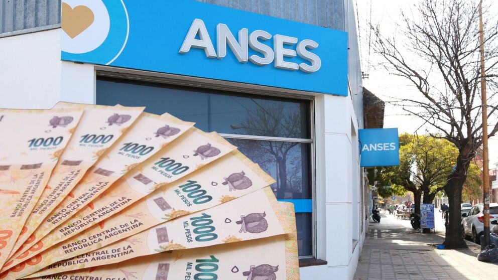 La Ayuda Escolar es un beneficio económico otorgado por la Administración Nacional de la Seguridad Social (ANSES) en Argentina, destinado a apoyar a las familias en cada ciclo lectivo.